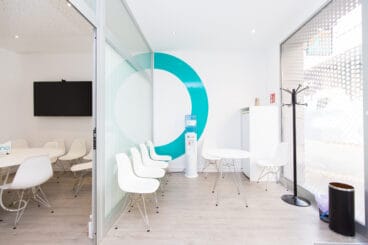 recibidor luminoso con perchero y dispensador de agua