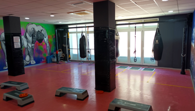 Imagen: Sala con sacos de boxeo y steps de aerobic