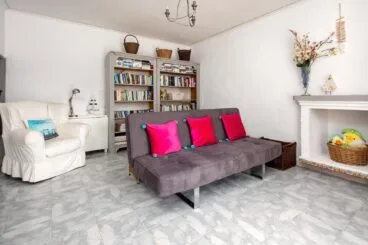 Sala de estar con sofá y sillón muy  cómodos