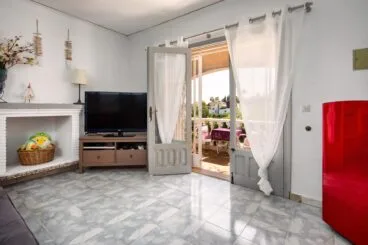 Sala de estar con televisión y acceso a terraza exterior
