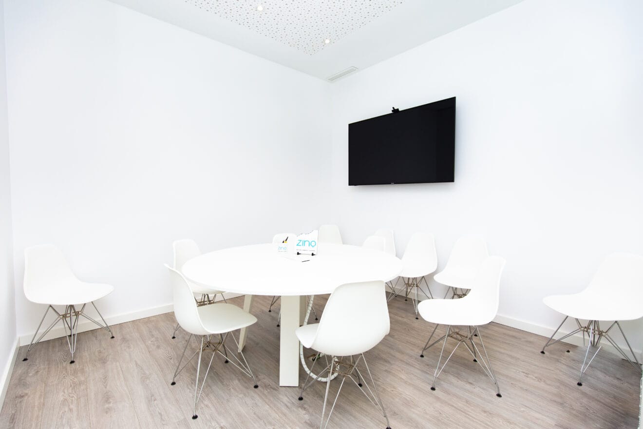 Sala de reuniones con televisión