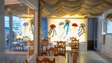 Salón interior con decoración marina