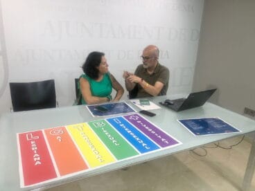 Sonia Pérez, presidenta de la FEMMICC, junto a Javier Scotto, concejal de Igualdad de Dénia