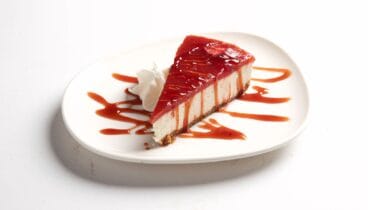 Tarta de queso con salsa de fresa