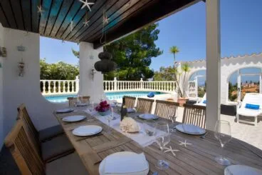 Terraza cubierta con mesa para 10 personas