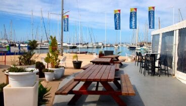 Terraza exterior con bancos  y mesas de madera