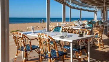 terraza exterior con decoracion marinera en tonos azules