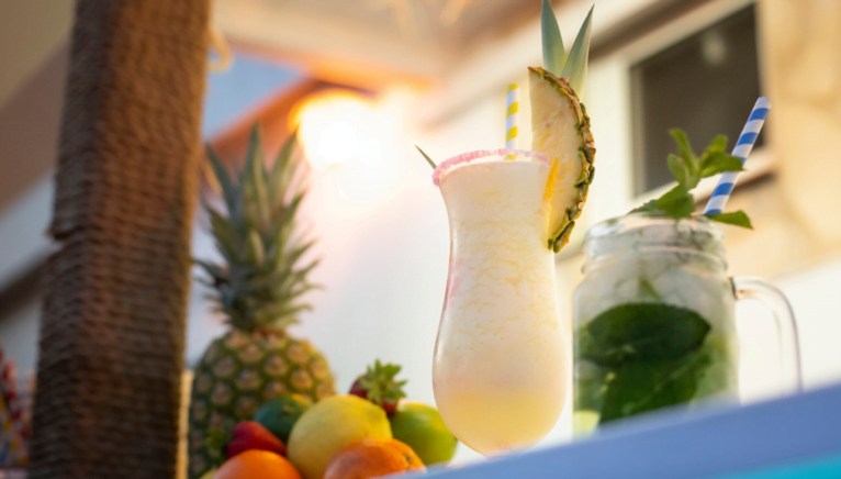 Tomar un cocktail en Dénia - El Racó del Mar Lounge Bar