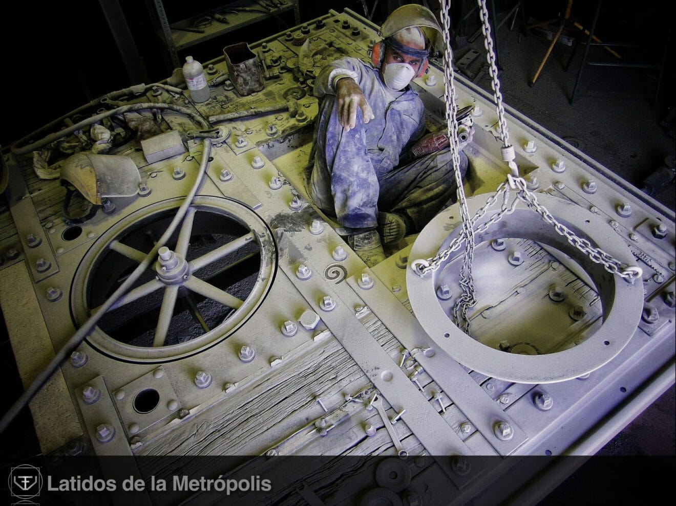 Trabajos para crear la escultura Latidos de la Metrópolis