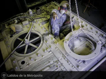 Trabajos para crear la escultura Latidos de la Metrópolis