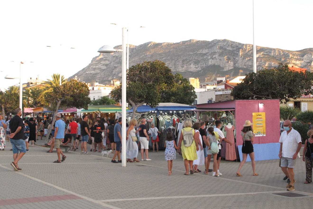 Turistas paseando por el puerto de Dénia