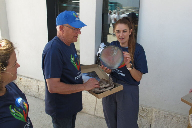 Vicent Grimalt entrega del plato de posidonia a la consellera Mireia Mollà