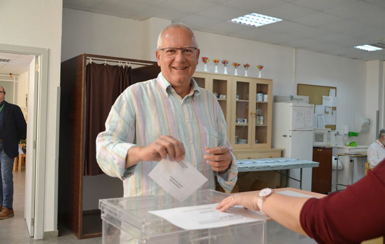 Vicent Grimalt introduciendo su voto en la urna