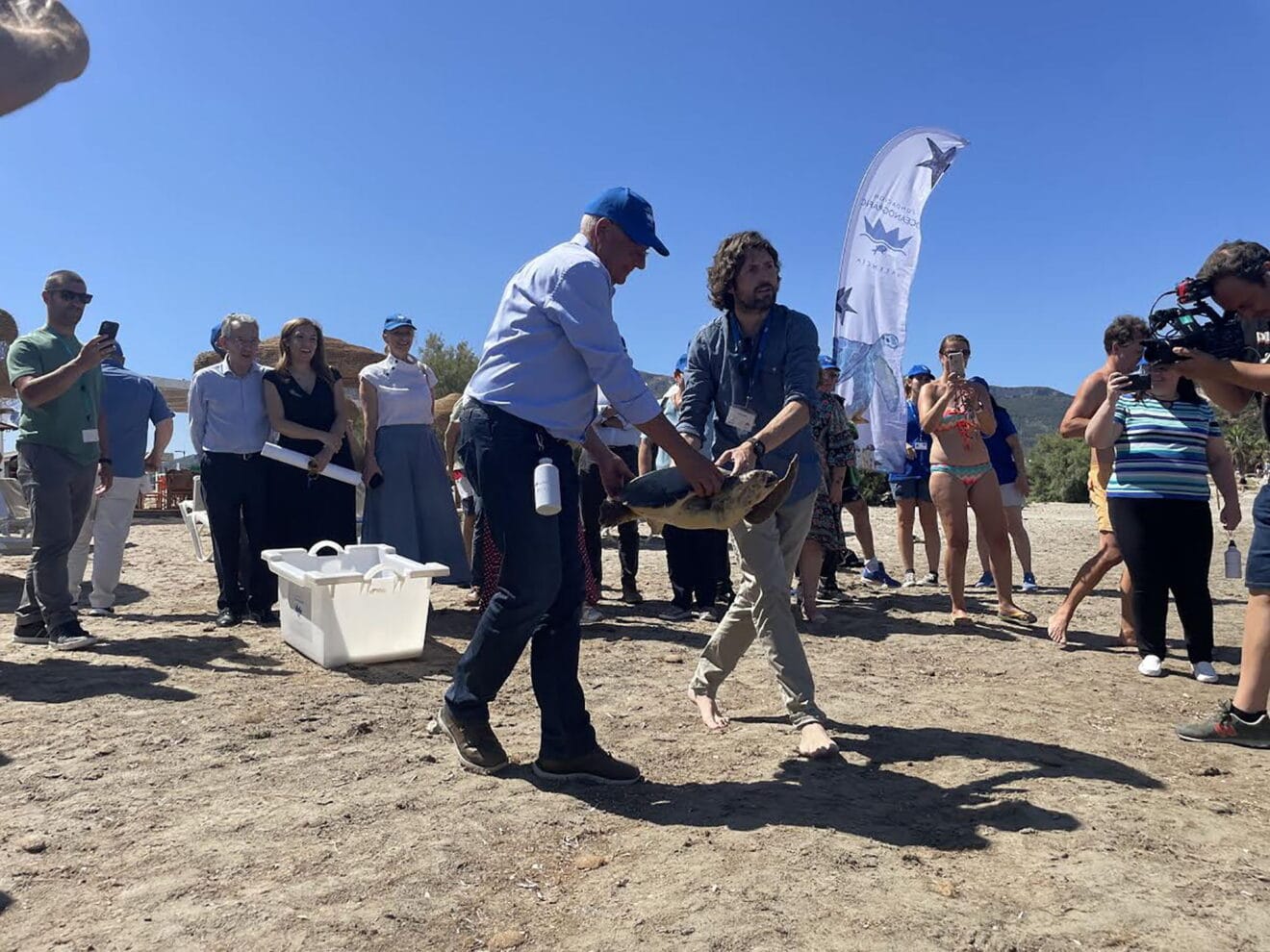 Vicent Grimalt y José Luis Crespo sueltan una tortuga en la playa de Dénia