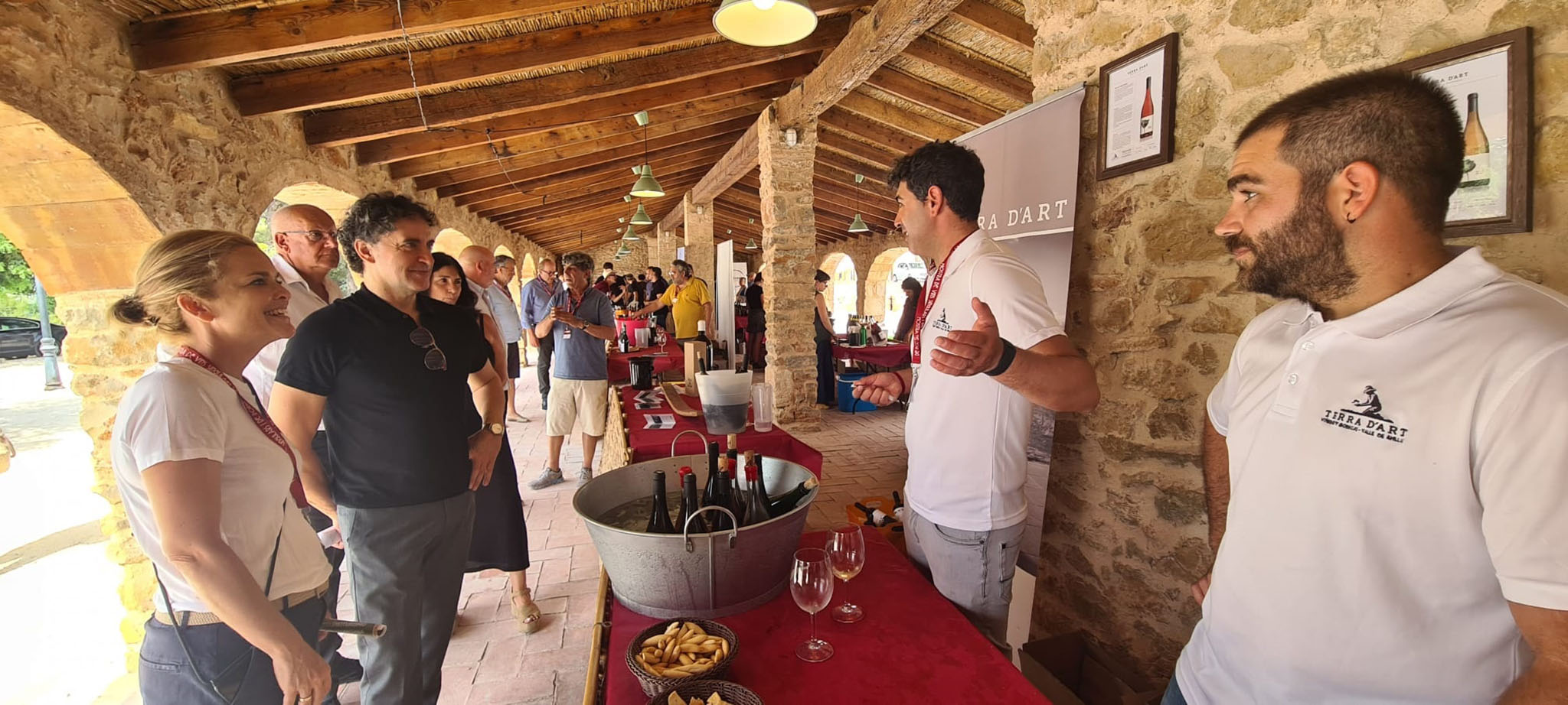 Visita de autoridades locales y autonómicas a la ‘IV Mostra de Vins Singulars i de Poble’ en Jesús Pobre