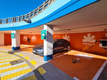 zona de recarga de vehiculos electricos en marina de denia