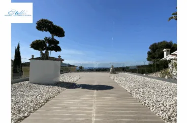 Zona zen en terraza acristalada con suelo de parqué
