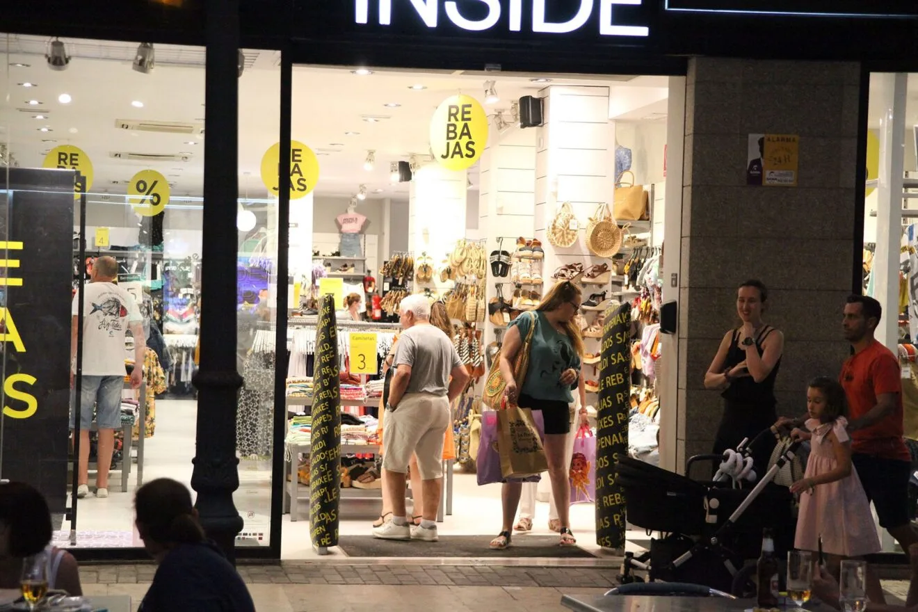 Ambiente durante la Noche Abierta de Dénia 07