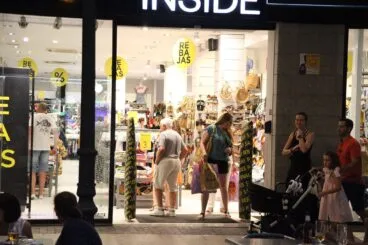 Ambiente durante la Noche Abierta de Dénia 07