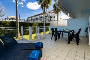 Amplia terraza junto al jardín con zona cubierta
