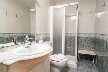 Baño en-suite con plato de ducha