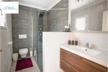 Baño moderno con plato de ducha