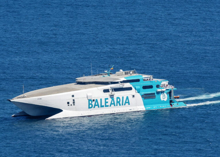 Flota de la compañía naviera Balearia atracada en el puerto de Barcelona. Barco Jaume III - Vicens Gimenez