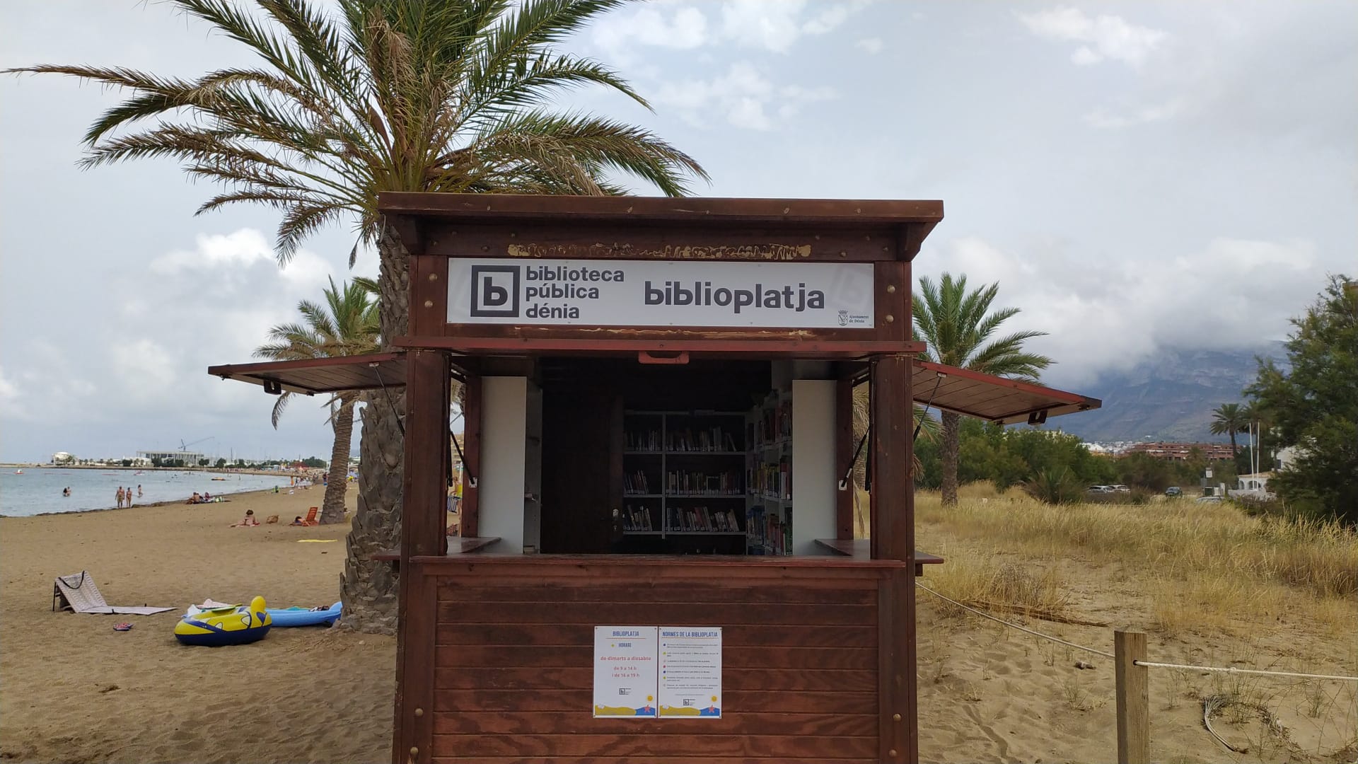 Biblioplatja playa Albaranes Dénia