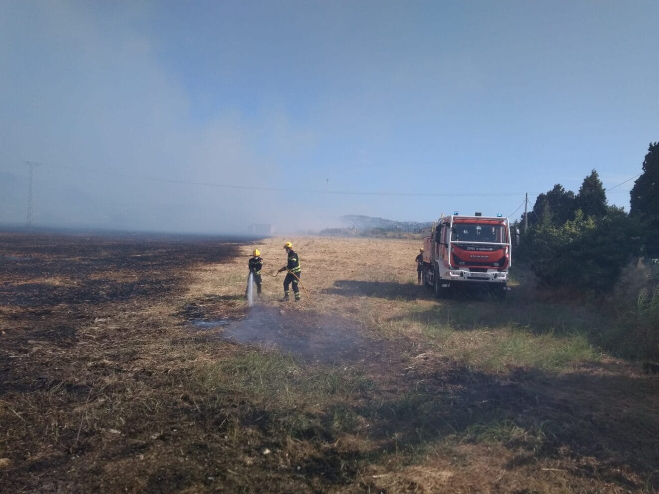 Bomberos en la extinción del fuego en Dénia
