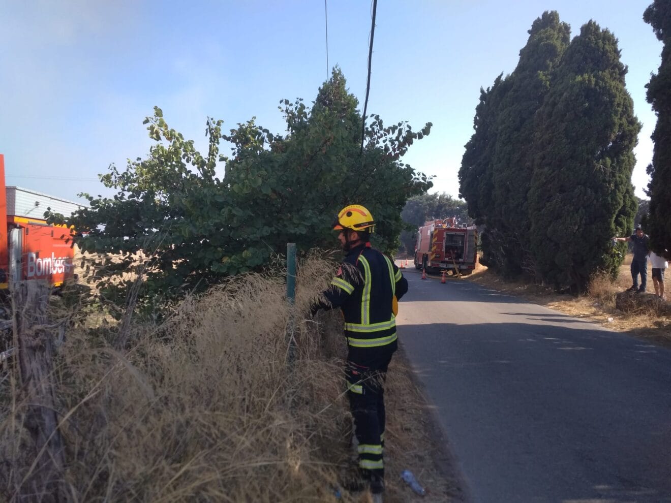 Bomberos trabajando en la extinción del incendio