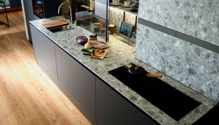 Küche mit Marmorplatten in Grautönen