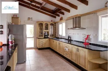 Cocina de estilo americano construida con materiales de alta calidad