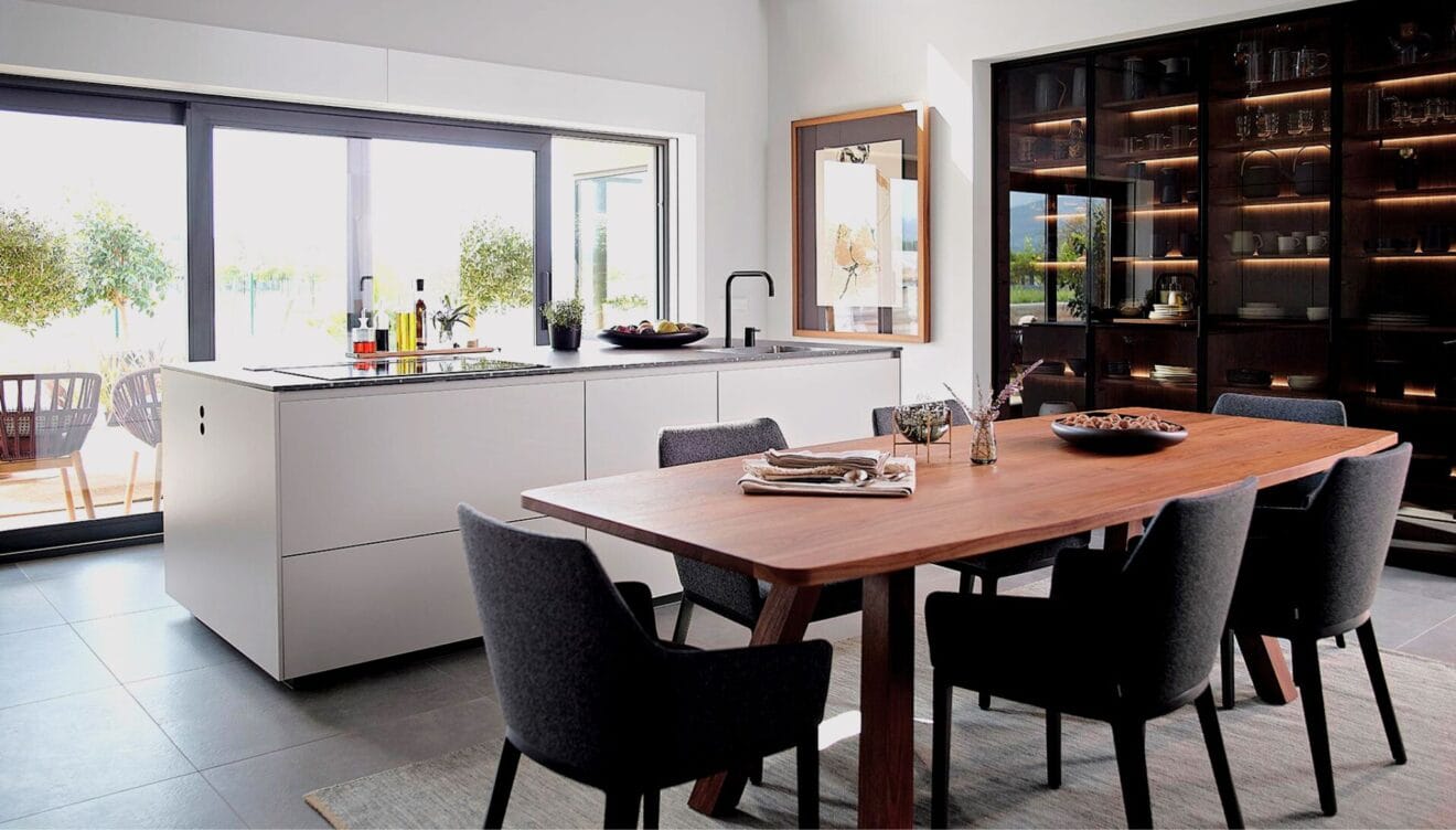 Cocina muy luminosa en tonos claros