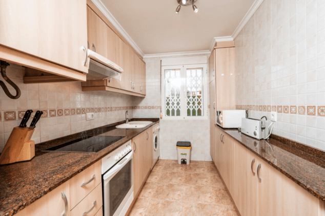 cocina totalmente equipada con mucho almacenaje