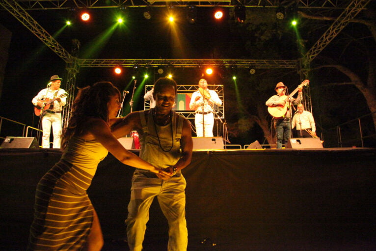 Público bailando en el concierto de Septeto Santiaguero en Música al Castell 2022