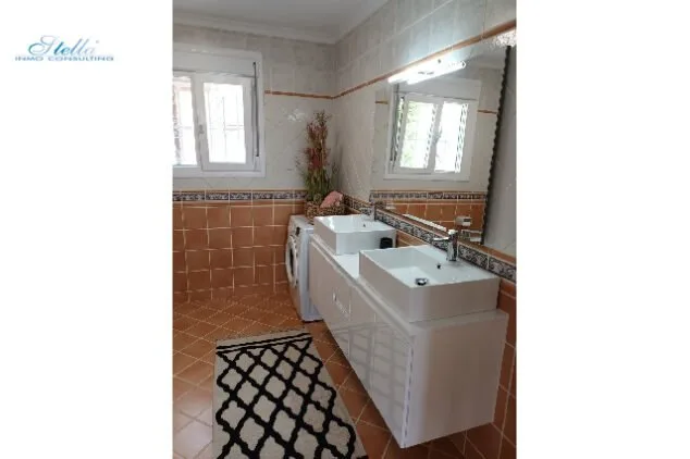 cuarto de bano con lavabo doble