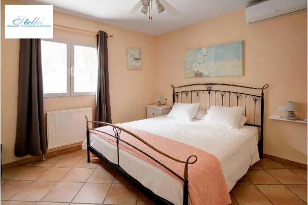 dormitorio doble con cama de matrimonio