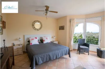 Dormitorio doble con preciosas vistas desde las ventanas panorámicas