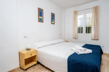 Dormitorio principal del apartamento con baño en-suite