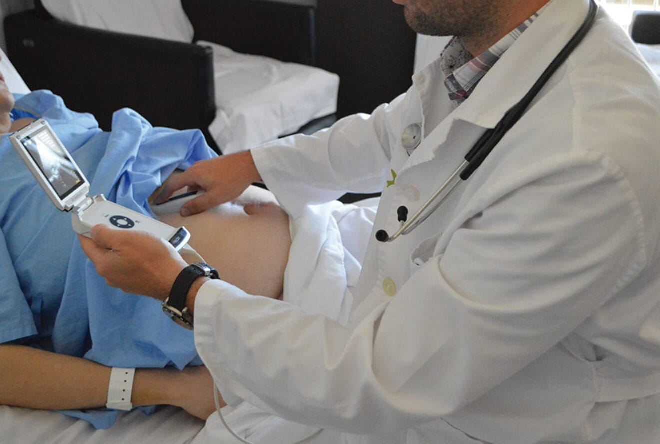El Hospital de Dénia participa en un estudio sobre ecografía de bolsillo