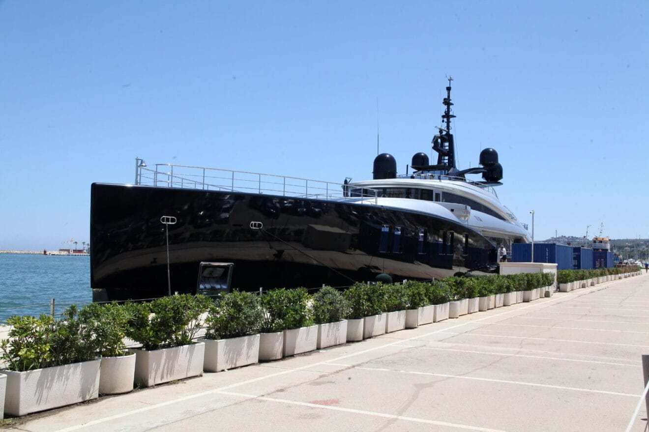 El yate Okto amarrado en el puerto de Dénia