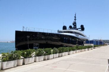 El yate Okto amarrado en el puerto de Dénia