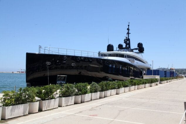 Imagen: El yate Okto amarrado en el puerto de Dénia