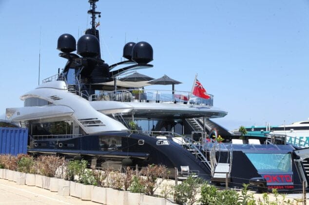 el yate tiene 64 metros de eslora