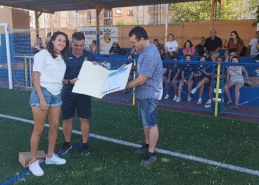 Entrega del diploma de reconocimiento a Fiamma Benítez