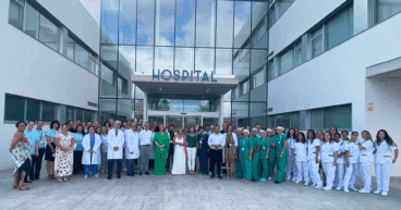 equipo hcb denia en la entrada del hospital
