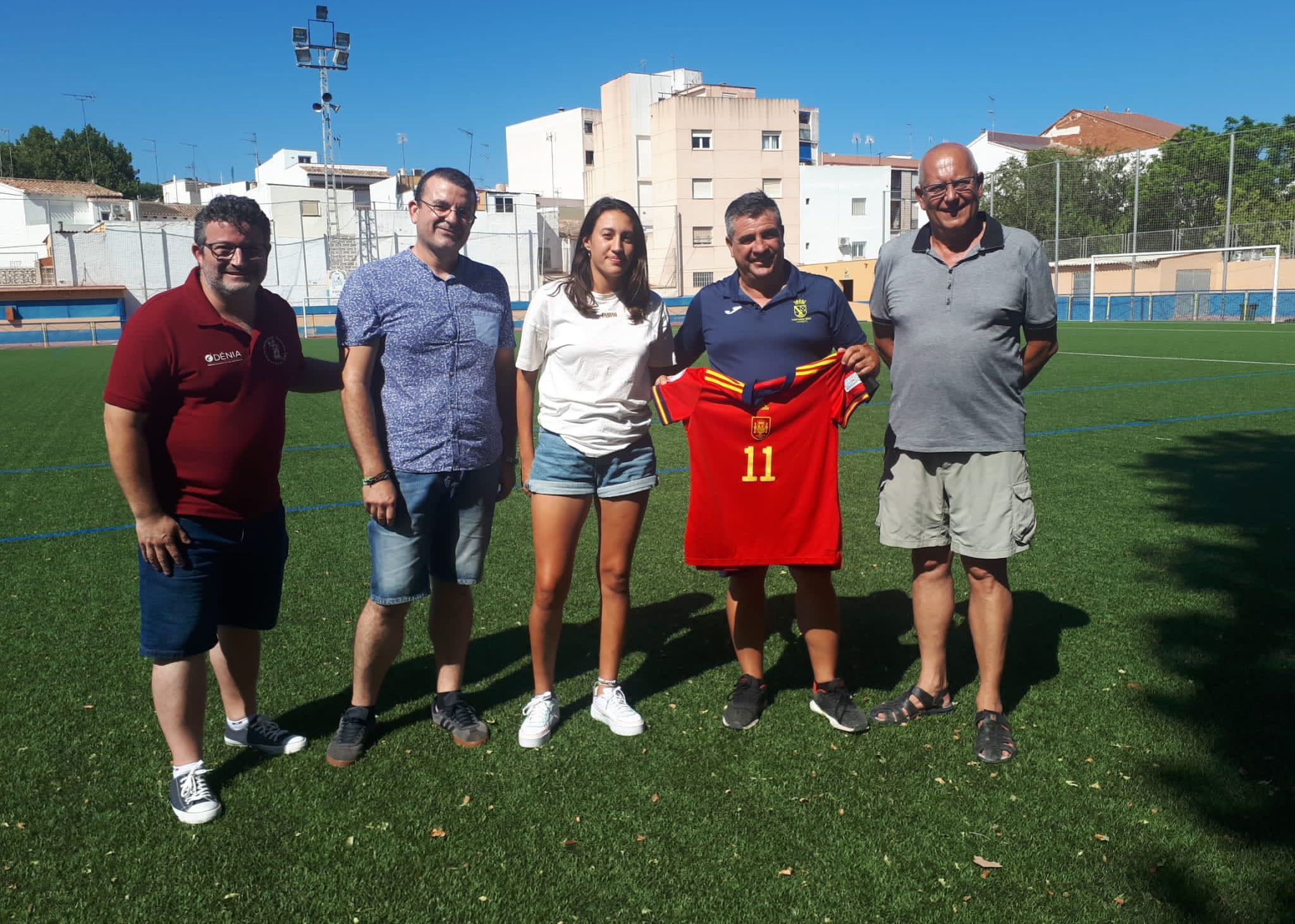 Fiamma Benítez, jugadora dianense de Sub-19, entrega la camiseta de la selección española a la Escuela Municipal de Fútbol