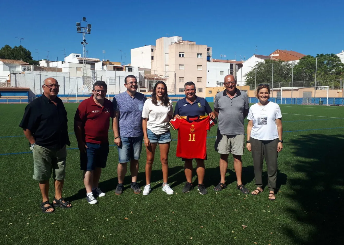 Fiamma Benítez junto a su familia y los representantes municipales de Dénia