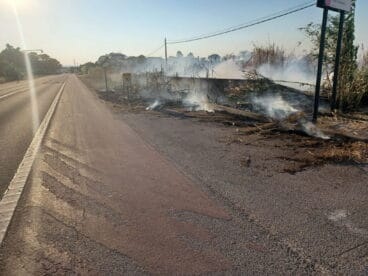 Fuego entre la vegetación de la carretera de Les Marines de Dénia