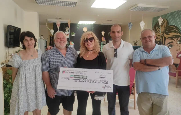 Imagen: Gent de Dénia entrega el cheque solidario a APROSDECO